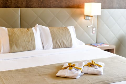 Deluxe Suite, Balcony | Premium bedding, minibar, in-room safe, desk