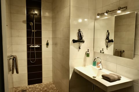 Comfort Room | Bathroom | Shower, free toiletries, towels