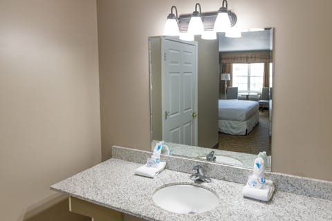 King ADA Accessible Flagship Building | Bathroom | Combined shower/tub, free toiletries, hair dryer, towels