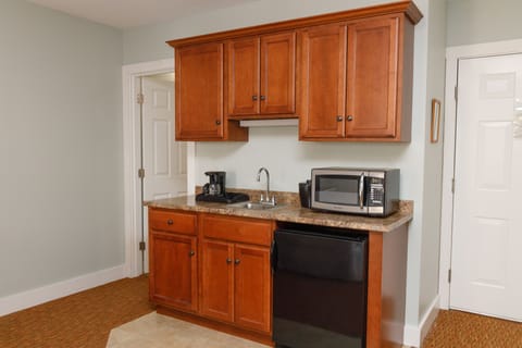 King Wet Bar and Balcony Compass Rose Building | Private kitchenette | Fridge