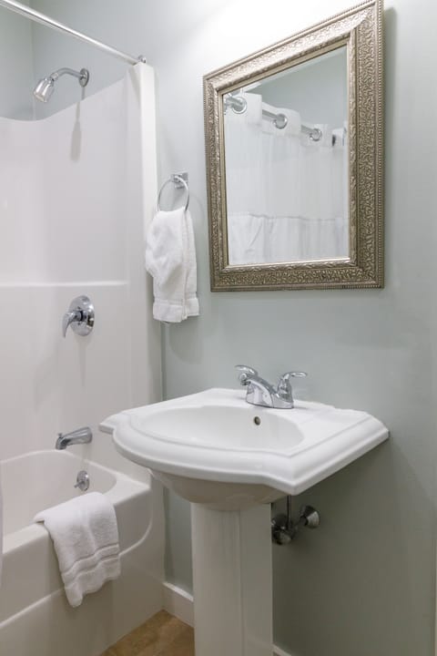 King Wet Bar and Balcony Compass Rose Building | Bathroom | Combined shower/tub, free toiletries, hair dryer, towels