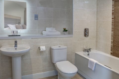 Combined shower/tub, free toiletries, hair dryer, towels