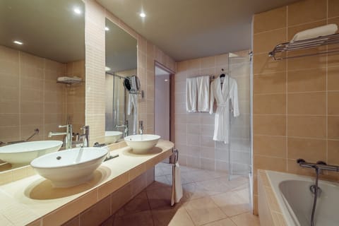 Duplex | Bathroom | Separate tub and shower, free toiletries, hair dryer, towels