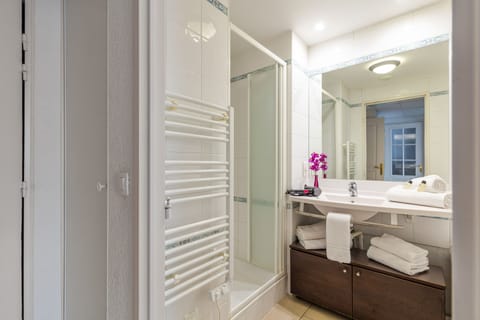 Apartment | Bathroom | Separate tub and shower, eco-friendly toiletries, towels, toilet paper