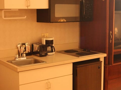 Suite, 2 Double Beds | Private kitchenette | Coffee/tea maker