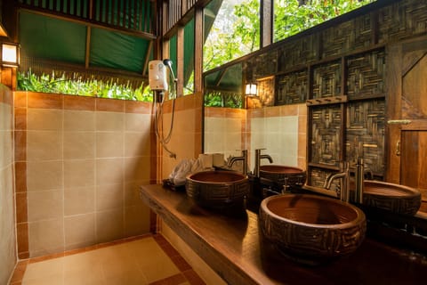 Treehouse Loft | Bathroom | Shower, free toiletries, hair dryer, bidet