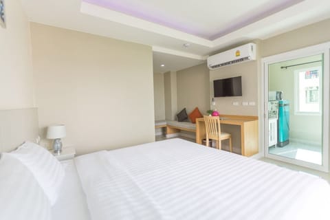 Deluxe Room | Desk, blackout drapes, free WiFi, bed sheets