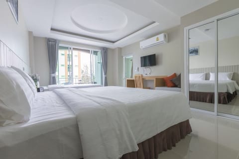 Deluxe Family Room | Desk, blackout drapes, free WiFi, bed sheets