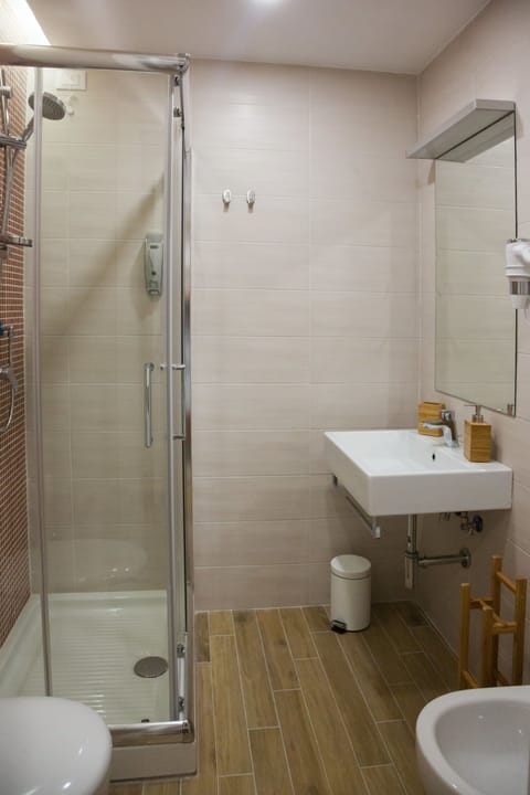 Deluxe Double Room | Bathroom | Shower, rainfall showerhead, free toiletries, hair dryer