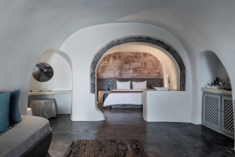 Deluxe Suite with Indoor Hot tub | Egyptian cotton sheets, Tempur-Pedic beds, minibar, in-room safe