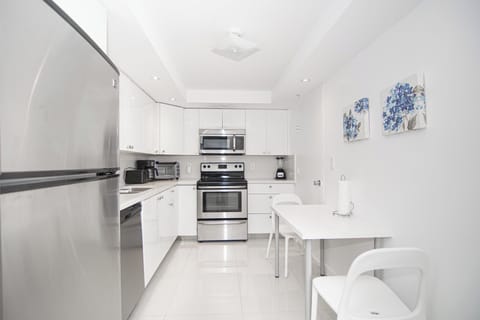 Classic Apartment, 1 Bedroom, Kitchen, City View | Private kitchen | Fridge, microwave, oven, stovetop