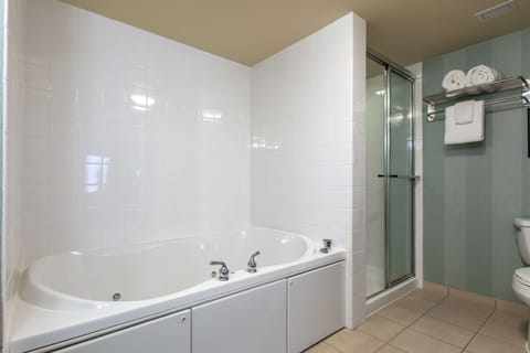 King, Executive Suite, 1 Bedroom, Jetted Tub | Bathroom | Combined shower/tub, free toiletries, hair dryer, towels