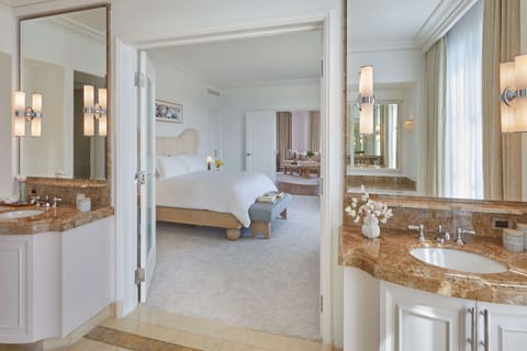 Hollywood Suite | Bathroom | Separate tub and shower, deep soaking tub, rainfall showerhead