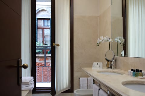 Junior Suite, Canal View | Bathroom | Eco-friendly toiletries, hair dryer, slippers, bidet