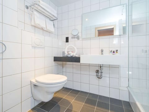 Privilege, Room, 1 King Bed | Bathroom | Rainfall showerhead, eco-friendly toiletries, hair dryer, towels