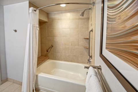 Combined shower/tub, hair dryer, towels