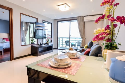 Junior Suite | Living area | Flat-screen TV