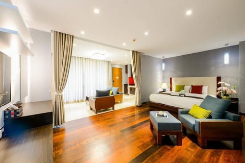 Grand Deluxe (Jacuzzi) | In-room safe, iron/ironing board, rollaway beds, free WiFi