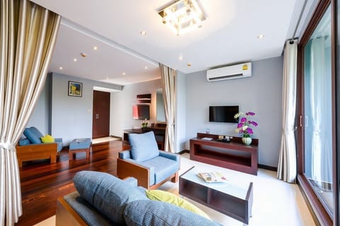 Grand Deluxe (Jacuzzi) | Living area | Flat-screen TV
