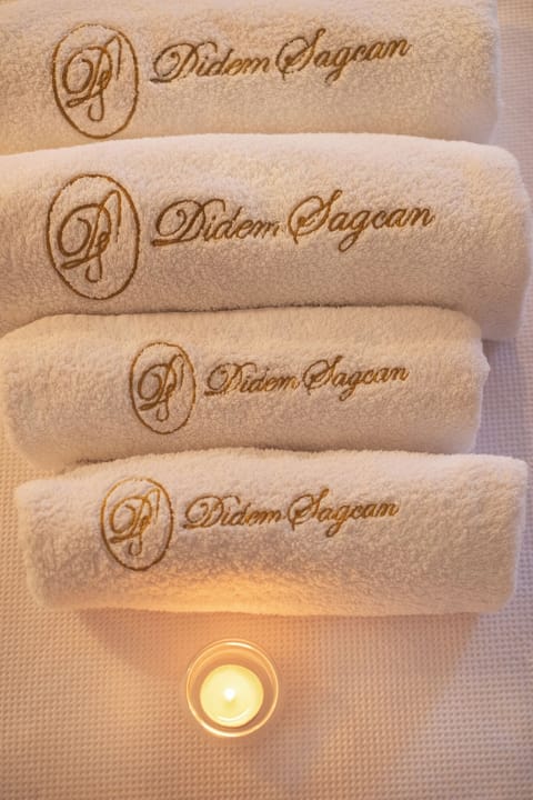 Premium bedding, minibar, desk, free WiFi