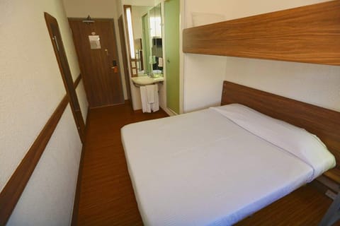 Standard Room | Desk, soundproofing, free WiFi, bed sheets