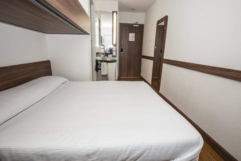 Standard Room | Desk, soundproofing, free WiFi, bed sheets