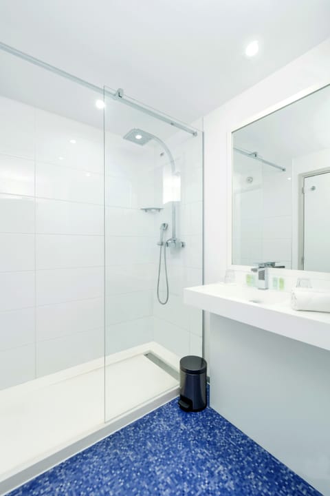 Standard Double or Twin Room | Bathroom | Shower, rainfall showerhead, free toiletries, hair dryer