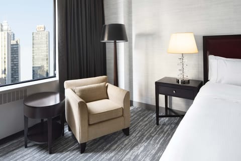 Executive Room, 1 King Bed | Premium bedding, pillowtop beds, in-room safe, iron/ironing board