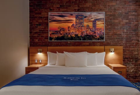 King City View Room | Egyptian cotton sheets, premium bedding, pillowtop beds, in-room safe