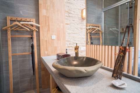 Double Room with Courtyard | Bathroom sink