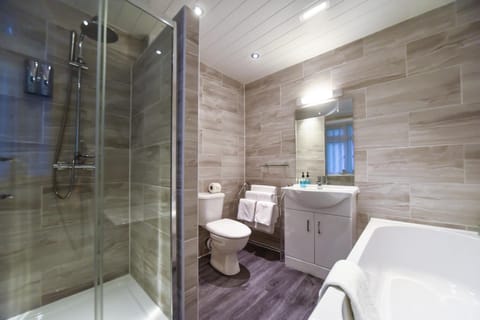 Beresford Suite | Bathroom | Shower, free toiletries, hair dryer, towels