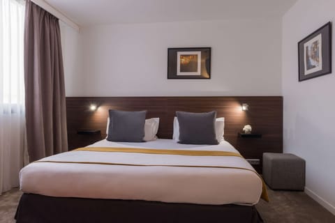 Classic Room, 1 King Bed, Non Smoking | Premium bedding, minibar, in-room safe, desk