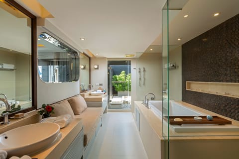 Hideaway Suite  | Bathroom | Shower, rainfall showerhead, free toiletries, bathrobes