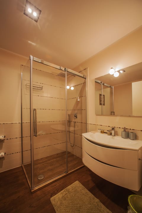 Luxury Suite | Bathroom | Shower, free toiletries, hair dryer, bidet