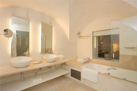 Suite, Terrace | Bathroom | Free toiletries, hair dryer, bathrobes, slippers