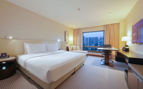 Jinling Tower City View Deluxe Room | Premium bedding, minibar, in-room safe, desk