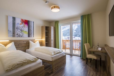 5 bedrooms, hypo-allergenic bedding, blackout drapes, free WiFi