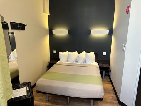 Room, 1 Full-Sized Bed | 1 bedroom, premium bedding, in-room safe, desk