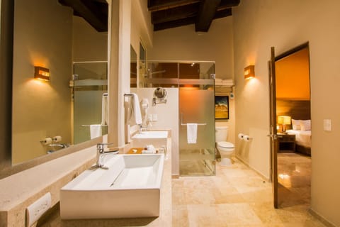 Luxury Suite | Bathroom | Shower, rainfall showerhead, free toiletries, hair dryer