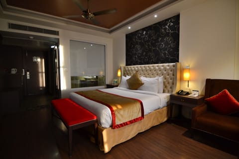 Premium Luxury Room, Balcony | Premium bedding, minibar, in-room safe, desk