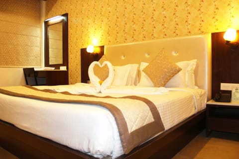 Premium Room, 1 Bedroom | Premium bedding, in-room safe, desk, soundproofing