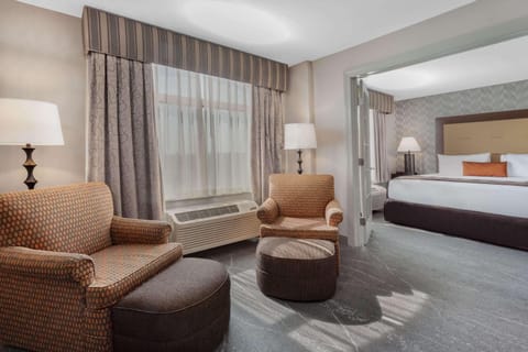 Luxury Suite, 1 King Bed, Non Smoking (One-Bedroom) | Premium bedding, pillowtop beds, in-room safe, blackout drapes