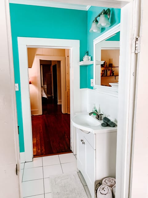 House, 2 Bedrooms (Blue Moon Bungalow) | Bathroom sink