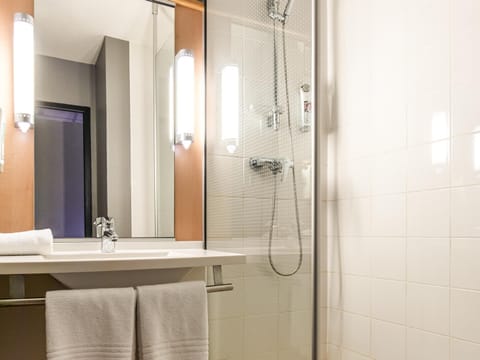 Premium bedding, desk, blackout drapes, soundproofing