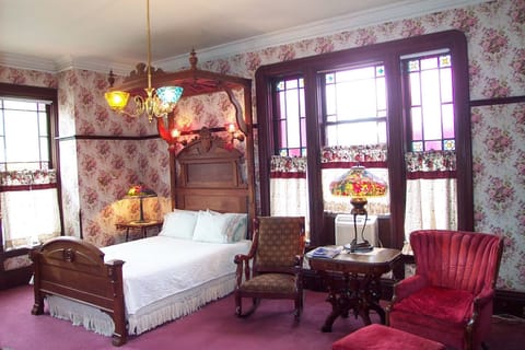 Deluxe Room, 1 Queen Bed, Non Smoking, Private Bathroom | Individually decorated, individually furnished, iron/ironing board