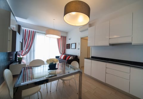 Executive Apartment | Private kitchen | Full-size fridge, microwave, oven, stovetop