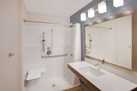 Room, 1 Queen Bed, Accessible, Non Smoking (Roll-in Shower) | Bathroom | Combined shower/tub, hair dryer, towels