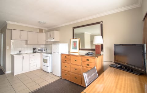 Deluxe Suite, 2 Bedrooms, Kitchen | Private kitchen | Fridge, microwave, coffee/tea maker, cookware/dishes/utensils