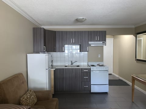 Deluxe Room, 1 Queen Bed, Kitchen | Private kitchen | Fridge, microwave, coffee/tea maker, cookware/dishes/utensils