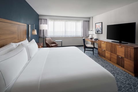 Suite, 1 King Bed, Non Smoking | Down comforters, in-room safe, desk, laptop workspace